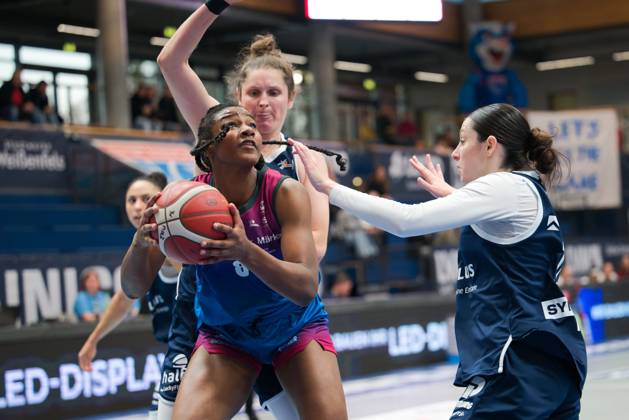 Chanel Ndi Angels, 8 , Romy Bär Lions, 46 , Katelyn Shumate Lions, 14 , Syntainics MBC vs Eigner Angels Nördlingen, Basketball, Women, Bundesliga, Season 2025 26, 8 Matchday, 22 11 2025 Weißenfels Stadthalle Sachsen Anhalt Germany