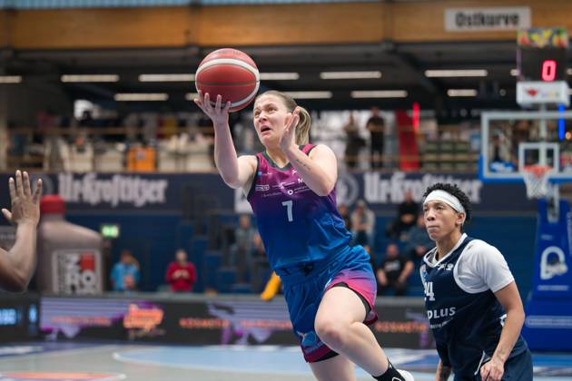 Laura Schinkel Angels, 7 , Liz Smith Lions, 24 , Syntainics MBC vs Eigner Angels Nördlingen, Basketball, Women, Bundesliga, Season 2025 26, 8 Matchday, 22 11 2025 Weißenfels Stadthalle Sachsen Anhalt Germany