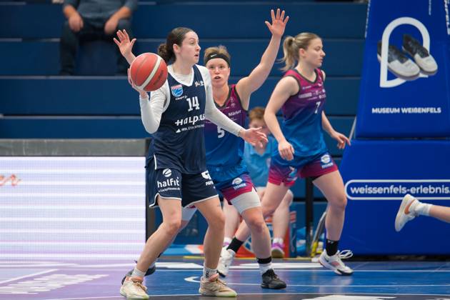 Katelyn Shumate Lions, 14 , Pauline Mayer Angels, 5 , Syntainics MBC vs Eigner Angels Nördlingen, Basketball, Women, Bundesliga, Season 2025 26, 8 Matchday, 22 11 2025 Weißenfels Stadthalle Sachsen Anhalt Germany