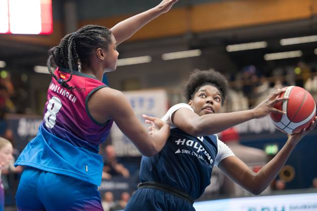 Chanel Ndi Angels, 8 , Khalis Cain Lions, 5 , Syntainics MBC vs Eigner Angels Nördlingen, Basketball, Women, Bundesliga, Season 2025 26, 8 Matchday, 22 11 2025 Weißenfels Stadthalle Sachsen Anhalt Germany