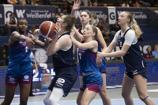 Toyota DBBL 2025 2026 Syntainics MBC vs Eigener Angels Nördlingen Halle Saale, Germany November 22, 2025 In the picture from left in the duel Romy Bär Baer Halle , Jana Koch Noerdlingen and Anna Alborova Halle Weissenfels Stadthalle Weissenfels Saxony Anhalt Germany
