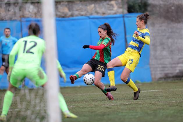 CALCIO - Serie A Femminile - Ternana Women vs Parma Calcio Pellegrino Cimo Giada n(Ternana) vs Cox Danielle (Parma) during Italian women s series A, match Ternana Women vs Parma Calcio 22 November 2025 at the Moreno Gubbiotti stadiumin Narni Italy (Photo by Luca Marchetti LiveMedia) during Ternana Women vs Parma Calcio, Italian football Serie A Women match in Narni (TR), Italy, November 22 2025 Narni (TR) Italy Copyright: xIPAxSport ABACAx