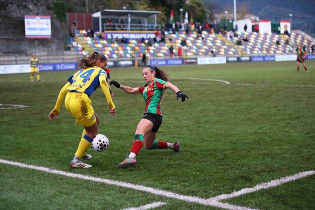 CALCIO - Serie A Femminile - Ternana Women vs Parma Calcio Petrara Maria Grazia (ternana) vs Bous Salas Berta (Parma) during Italian women s series A, match Ternana Women vs Parma Calcio 22 November 2025 at the Moreno Gubbiotti stadiumin Narni Italy (Photo by Luca Marchetti LiveMedia) during Ternana Women vs Parma Calcio, Italian football Serie A Women match in Narni (TR), Italy, November 22 2025 Narni (TR) Italy Copyright: xIPAxSport ABACAx