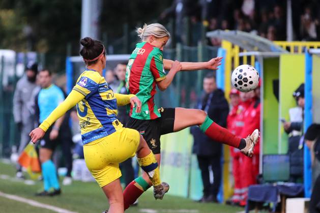 CALCIO - Serie A Femminile - Ternana Women vs Parma Calcio Breitner Stephanie (Ternana) vs Real Carranza Kerlly (Parma) during Italian women s series A, match Ternana Women vs Parma Calcio 22 November 2025 at the Moreno Gubbiotti stadiumin Narni Italy (Photo by Luca Marchetti LiveMedia) during Ternana Women vs Parma Calcio, Italian football Serie A Women match in Narni (TR), Italy, November 22 2025 Narni (TR) Italy Copyright: xIPAxSport ABACAx