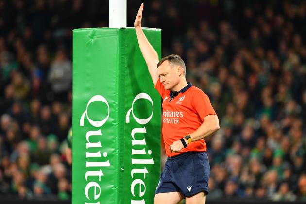 Ireland v South Africa Quilter Nations Series Referee Matthew Carley awards a penalty try to South Africa during the Quilter Nations Series match at the Aviva Stadium, Dublin UK Newspapers OUT Copyright: xJohnxCrothersx FIL-22533-0017