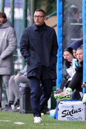 CALCIO - Serie A Femminile - Ternana Women vs Parma Calcio the coach Valenti Giovanni (Parma) during Italian women s series A, match Ternana Women vs Parma Calcio 22 November 2025 at the Moreno Gubbiotti stadiumin Narni Italy (Photo by Luca Marchetti LiveMedia) during Ternana Women vs Parma Calcio, Italian football Serie A Women match in Narni (TR), Italy, November 22 2025 Narni (TR) Italy Copyright: xIPAxSport ABACAx