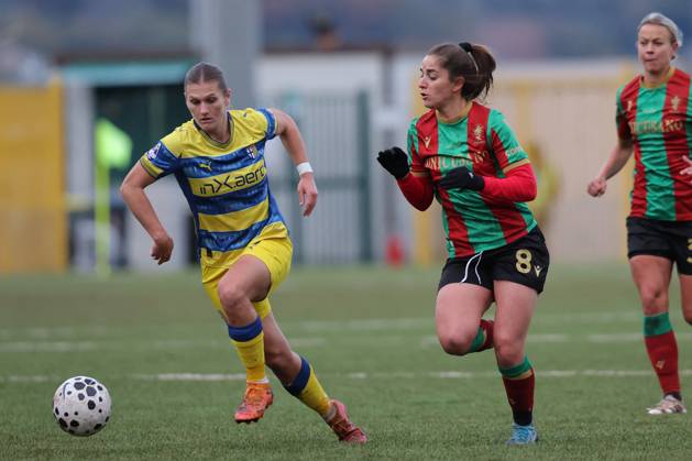 CALCIO - Serie A Femminile - Ternana Women vs Parma Calcio Pinther Viktoria (Parma) vs Pastrenge Lucia (Ternana) during Italian women s series A, match Ternana Women vs Parma Calcio 22 November 2025 at the Moreno Gubbiotti stadiumin Narni Italy (Photo by Luca Marchetti LiveMedia) during Ternana Women vs Parma Calcio, Italian football Serie A Women match in Narni (TR), Italy, November 22 2025 Narni (TR) Italy Copyright: xIPAxSport ABACAx