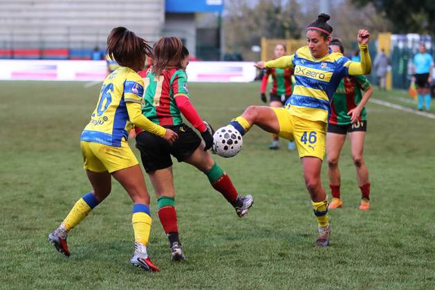CALCIO - Serie A Femminile - Ternana Women vs Parma Calcio Perone Valeria (Ternana) vs Bendette Veronica (Parma) during Italian women s series A, match Ternana Women vs Parma Calcio 22 November 2025 at the Moreno Gubbiotti stadiumin Narni Italy (Photo by Luca Marchetti LiveMedia) during Ternana Women vs Parma Calcio, Italian football Serie A Women match in Narni (TR), Italy, November 22 2025 Narni (TR) Italy Copyright: xIPAxSport ABACAx