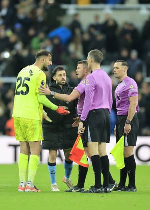 Newcastle United v Manchester City Premier League Gianluigi Donnarumma of Manchester City (left) and Bernardo Silva of Manchester City speak with match officials at full time during the Premier League match at St. James s Park, Newcastle UK Newspapers OUT Copyright: xFredxPalmerx FIL-22535-0066