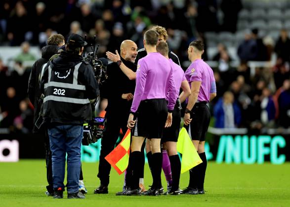 Newcastle United v Manchester City Premier League Pep Guardiola Manchester City Manager (middle) speaks with match officials at full time during the Premier League match at St. James s Park, Newcastle UK Newspapers OUT Copyright: xFredxPalmerx FIL-22535-0067