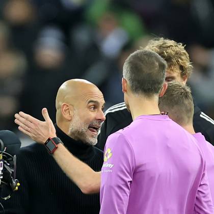 Newcastle United v Manchester City Premier League Pep Guardiola Manchester City Manager (left) speaks with match officials at full time during the Premier League match at St. James s Park, Newcastle UK Newspapers OUT Copyright: xFredxPalmerx FIL-22535-0069