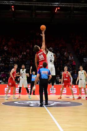 23 11 2025 Basketball Season 2025 2026 2 Bundesliga Pro A 10 Matchday Nuremberg Falcons Basketball Club NBC BBC Bayreuth AlSch xalxscx Brandton Dean Chatfield 33, Nuremberg Falcons BC NBC Nat Diallo 8, BBC Bayreuth at Tip Off