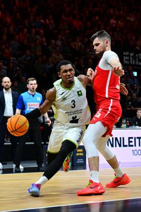 23 11 2025 Basketball Season 2025 2026 2 Bundesliga Pro A 10 Matchday Nuremberg Falcons Basketball Club NBC BBC Bayreuth AlSch xalxscx Rayshawn Mart 3, BBC Bayreuth Julius Wolf 16, Nuremberg Falcons BC NBC