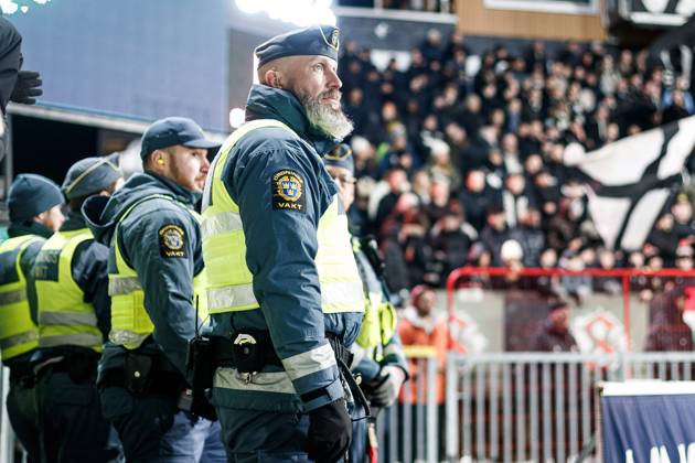 251123 Security guards during the Superettan qualifying match between Örebro and Hammarby TFF on November 23, 2025 in Örebro  Copyright: JOHANxBERNSTRÖM BB251123JB066