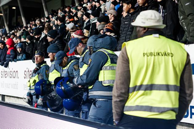 251123 Security guards during the Superettan qualifying match between Örebro and Hammarby TFF on November 23, 2025 in Örebro  Copyright: JOHANxBERNSTRÖM BB251123JB068