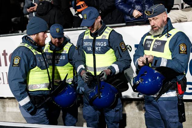 251123 Security guards during the Superettan qualifying match between Örebro and Hammarby TFF on November 23, 2025 in Örebro  Copyright: JOHANxBERNSTRÖM BB251123JB069