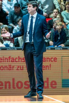 Chemnitz, Germany 23 November 2025 1 BBL 2025 2026 Niners Chemnitz vs Alba Berlin In the picture Head Coach Pedro Calles Berlin Copyright: xFotostandx xNachtigallx