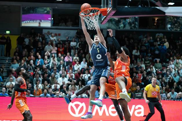 Chemnitz, Germany 23 November 2025 1 BBL 2025 2026 Niners Chemnitz vs Alba Berlin In the picture from left in the duel Sam Griesel Berlin with a dunking and Kostja Mushidi 99 at the basket Copyright: xFotostandx xNachtigallx