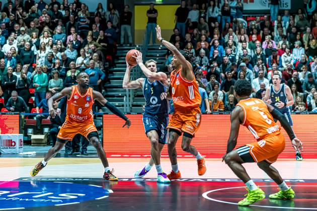 Chemnitz, Germany 23 November 2025 1 BBL 2025 2026 Niners Chemnitz vs Alba Berlin In the picture from left in the duel John Newman III 99 , Sam Griesel Berlin and Kevin Yebo 99 Copyright: xFotostandx xNachtigallx