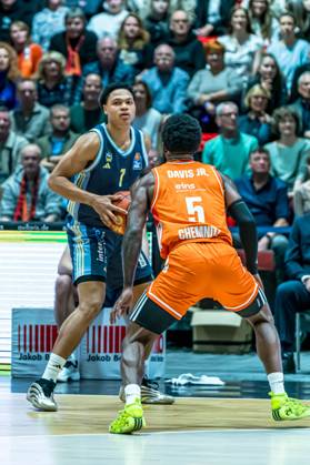 Chemnitz, Germany 23 November 2025 1 BBL 2025 2026 Niners Chemnitz vs Alba Berlin In the picture from left in the duel Jack Kayil Berlin and Corey Davis 99 Copyright: xFotostandx xNachtigallx