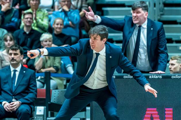 Chemnitz, Germany 23 November 2025 1 BBL 2025 2026 Niners Chemnitz vs Alba Berlin In the picture Head Coach Pedro Calles Berlin 1 v li Copyright: xFotostandx xNachtigallx