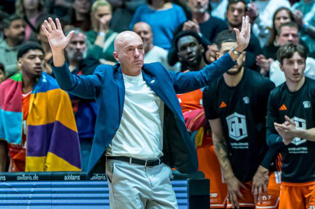 Chemnitz, Germany November 23, 2025 1 BBL 2025 2026 Niners Chemnitz vs Alba Berlin In the picture Head Coach Rodrigo Pastore 99 Copyright: xFotostandx xNachtigallx
