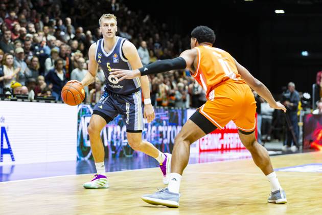 23 11 2025, xomx, Basketball easyCredit BBL Bundesliga, NINERS Chemnitz Alba Berlin v l Sam Griesel Alba Berlin on the ball in a duel with Kostja Mushidi Niners Chemnitz Chemnitz