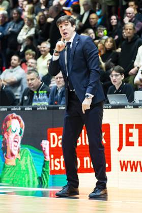 23 11 2025, xomx, Basketball easyCredit BBL Bundesliga, NINERS Chemnitz Alba Berlin v l Pedro Calles Alba Berlin Head Coach Coach Chemnitz