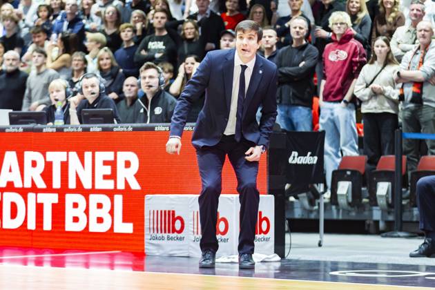 23 11 2025, xomx, Basketball easyCredit BBL Bundesliga, NINERS Chemnitz Alba Berlin v l Pedro Calles Alba Berlin Head Coach Coach Chemnitz