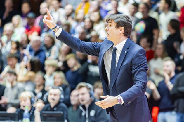 23 11 2025, xomx, Basketball easyCredit BBL Bundesliga, NINERS Chemnitz Alba Berlin v l Pedro Calles Alba Berlin Head Coach Coach Chemnitz