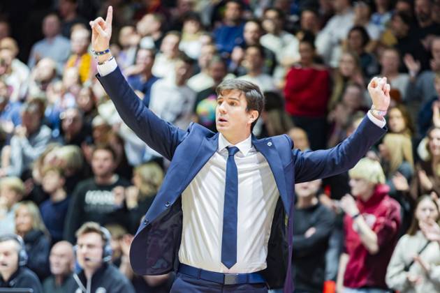 23 11 2025, xomx, Basketball easyCredit BBL Bundesliga, NINERS Chemnitz Alba Berlin v l Pedro Calles Alba Berlin Head Coach Coach Chemnitz