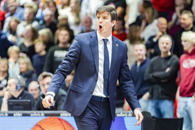 23 11 2025, xomx, Basketball easyCredit BBL Bundesliga, NINERS Chemnitz Alba Berlin v l Pedro Calles Alba Berlin Head Coach Coach Chemnitz