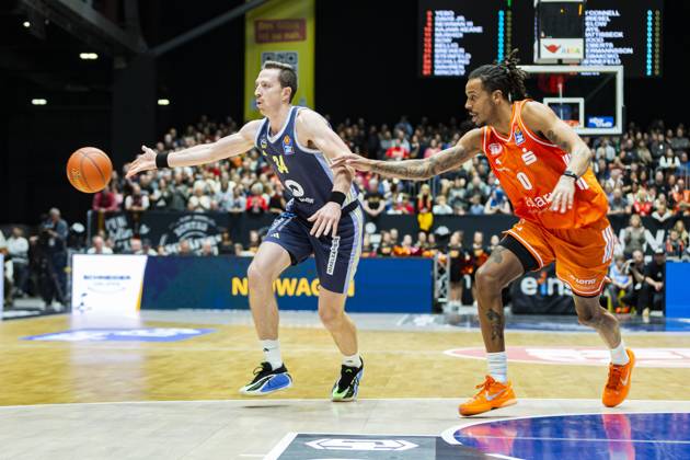 23 11 2025, xomx, Basketball easyCredit BBL Bundesliga, NINERS Chemnitz Alba Berlin v l Justin Bean Alba Berlin on the ball in a duel with Kevin Yebo Niners Chemnitz Chemnitz