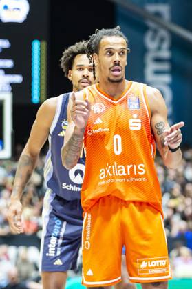 23 11 2025, xomx, Basketball easyCredit BBL Bundesliga, NINERS Chemnitz Alba Berlin v l Kevin Yebo Niners Chemnitz and Norris Agbakoko Alba Berlin Chemnitz