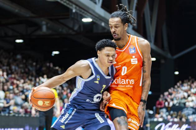 23 11 2025, xomx, Basketball easyCredit BBL Bundesliga, NINERS Chemnitz Alba Berlin v l Jack Kayil Alba Berlin on the ball in a duel with Kevin Yebo Niners Chemnitz Chemnitz