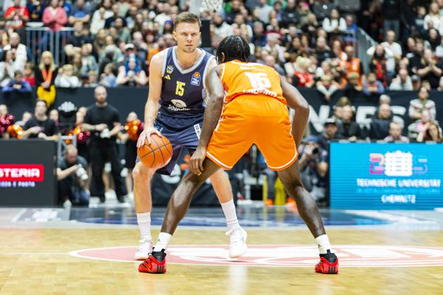 23 11 2025, xomx, Basketball easyCredit BBL Bundesliga, NINERS Chemnitz Alba Berlin v l Martin Hermannsson Alba Berlin on the ball in a duel with Tyron Brewer Niners Chemnitz Chemnitz