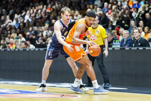 23 11 2025, xomx, Basketball easyCredit BBL Bundesliga, NINERS Chemnitz Alba Berlin v l Malte Delow Alba Berlin and Kostja Mushidi Niners Chemnitz in a duel on the ball Chemnitz