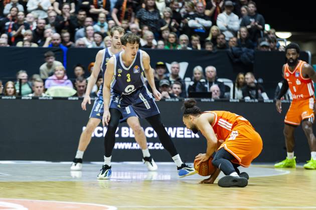 23 11 2025, xomx, Basketball easyCredit BBL Bundesliga, NINERS Chemnitz Alba Berlin v l Kaza Keane Niners Chemnitz and Alex O Connell Alba Berlin in a duel on the ball Chemnitz
