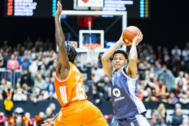 23 11 2025, xomx, Basketball easyCredit BBL Bundesliga, NINERS Chemnitz Alba Berlin v l Tyron Brewer Niners Chemnitz and Jack Kayil Alba Berlin in a duel on the ball Chemnitz