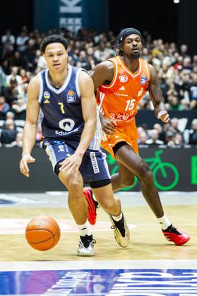 23 11 2025, xomx, Basketball easyCredit BBL Bundesliga, NINERS Chemnitz Alba Berlin v l Tyron Brewer Niners Chemnitz and Jack Kayil Alba Berlin in a duel on the ball Chemnitz