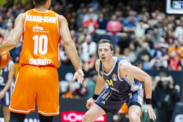 23 11 2025, xomx, Basketball easyCredit BBL Bundesliga, NINERS Chemnitz Alba Berlin v l Justin Bean Alba Berlin waits for Kaza Keane Niners Chemnitz Chemnitz