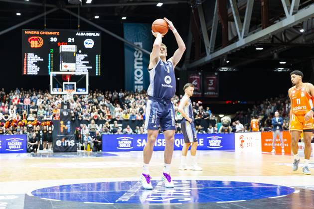 23 11 2025, xomx, Basketball easyCredit BBL Bundesliga, NINERS Chemnitz Alba Berlin v l Sam Griesel Alba Berlin on the ball free throw Chemnitz
