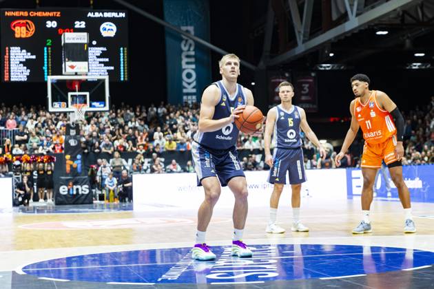 23 11 2025, xomx, Basketball easyCredit BBL Bundesliga, NINERS Chemnitz Alba Berlin v l Sam Griesel Alba Berlin on the ball free throw Chemnitz