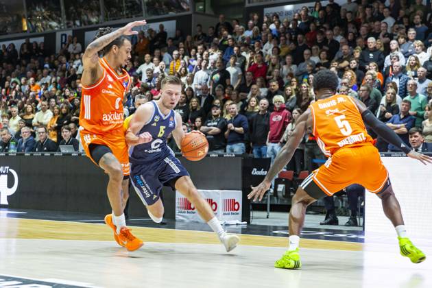 23 11 2025, xomx, Basketball easyCredit BBL Bundesliga, NINERS Chemnitz Alba Berlin v l Kevin Yebo Niners Chemnitz and Martin Hermannsson Alba Berlin in a duel on the ball Chemnitz