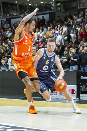 23 11 2025, xomx, Basketball easyCredit BBL Bundesliga, NINERS Chemnitz Alba Berlin v l Kevin Yebo Niners Chemnitz and Martin Hermannsson Alba Berlin in a duel on the ball Chemnitz