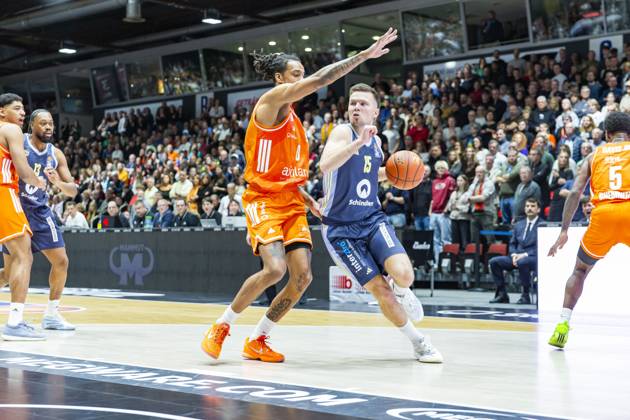 23 11 2025, xomx, Basketball easyCredit BBL Bundesliga, NINERS Chemnitz Alba Berlin v l Kevin Yebo Niners Chemnitz and Martin Hermannsson Alba Berlin in a duel on the ball Chemnitz