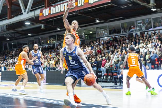 23 11 2025, xomx, Basketball easyCredit BBL Bundesliga, NINERS Chemnitz Alba Berlin v l Kevin Yebo Niners Chemnitz and Martin Hermannsson Alba Berlin in a duel on the ball Chemnitz