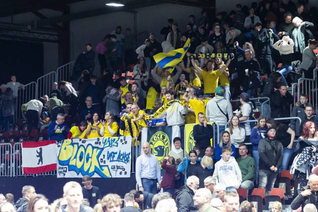 23 11 2025, xomx, Basketball easyCredit BBL Bundesliga, NINERS Chemnitz Alba Berlin v l The game is over Final score 85 89 The men from the capital cheer and celebrate once again with their fans Chemnitz