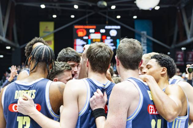 23 11 2025, xomx, Basketball easyCredit BBL Bundesliga, NINERS Chemnitz Alba Berlin v l The game is over Final score 85 89 The men from the capital cheer and celebrate once again with their fans Chemnitz