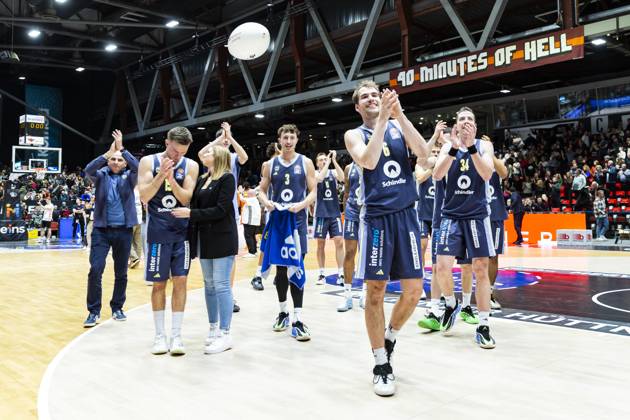 23 11 2025, xomx, Basketball easyCredit BBL Bundesliga, NINERS Chemnitz Alba Berlin v l The game is over Final score 85 89 The men from the capital cheer and celebrate once again with their fans Chemnitz